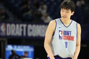 辅佐库里🤔勇媒发问41号签可选谁 湾区体媒列举名单 杨瀚森在列